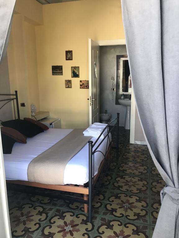B&B Le Colonne Bríndisi Habitación foto