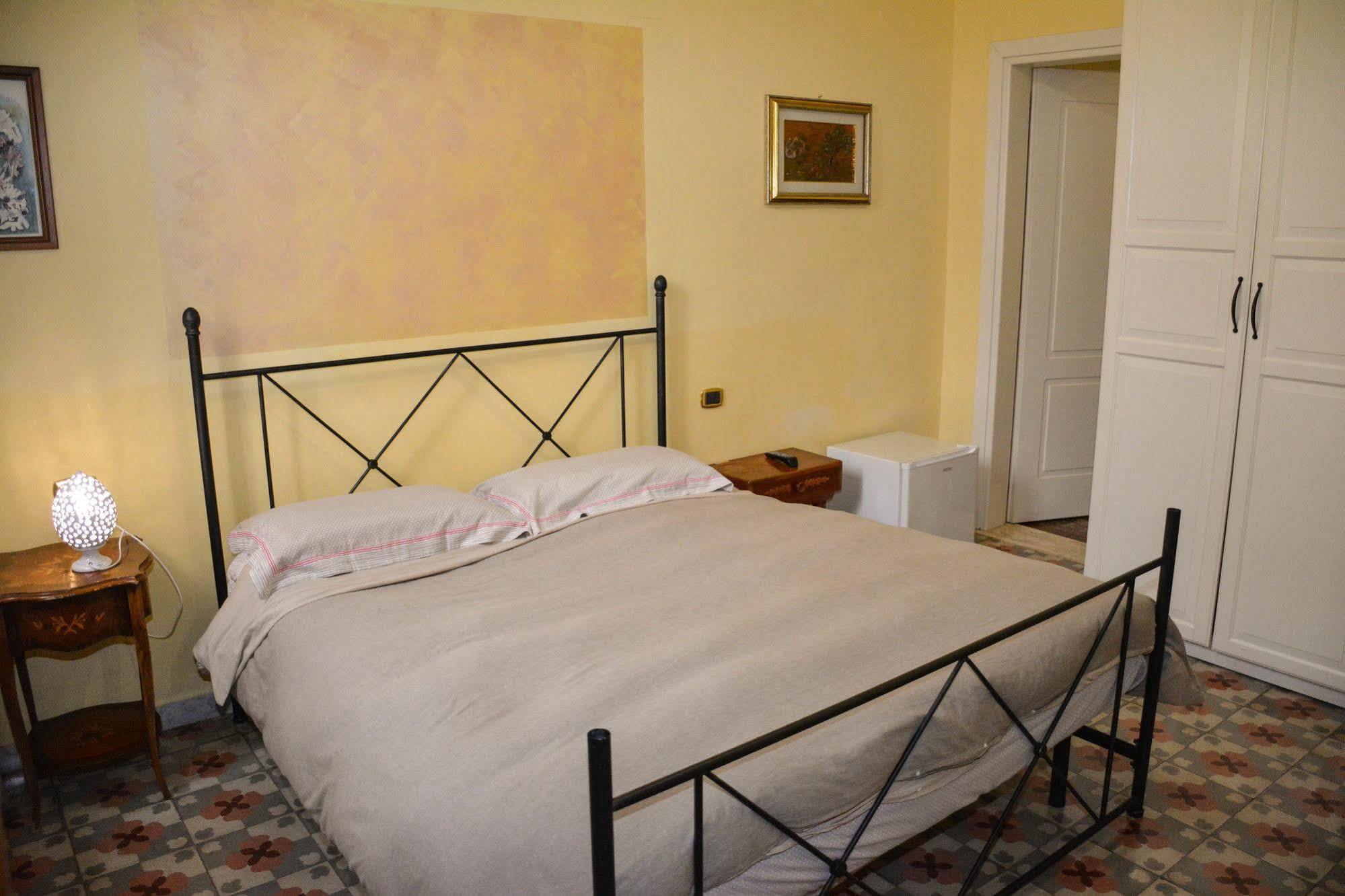 B&B Le Colonne Bríndisi Exterior foto