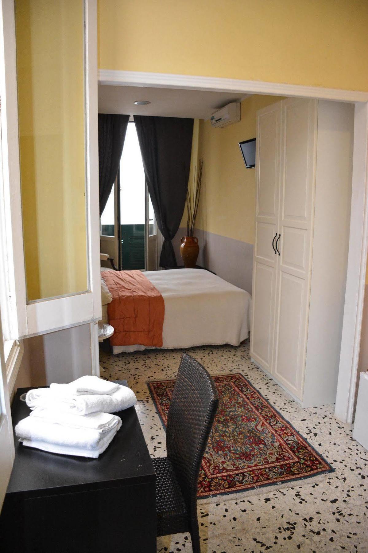 B&B Le Colonne Bríndisi Exterior foto